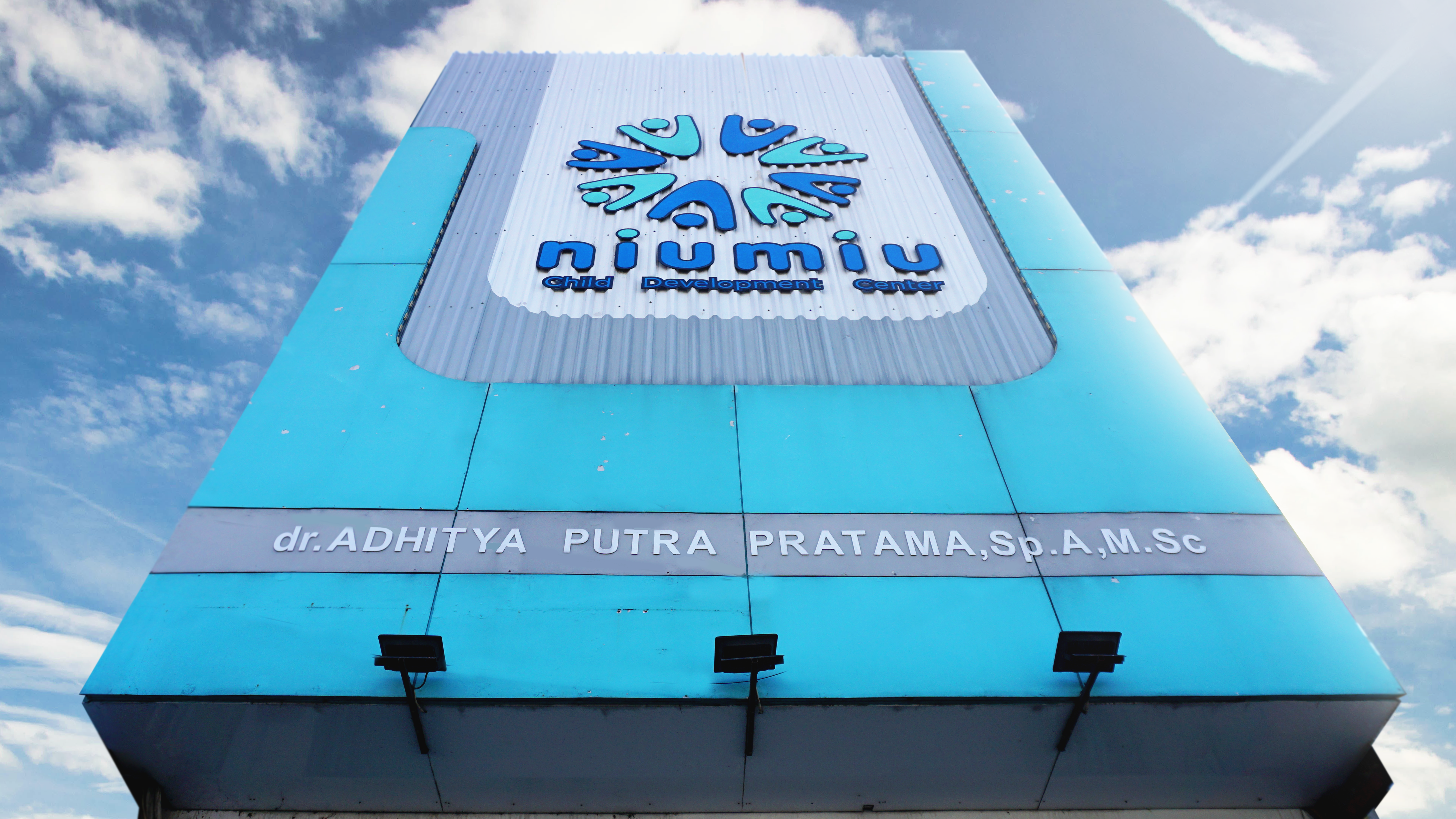 Sesi terapi di klinik Niumiu