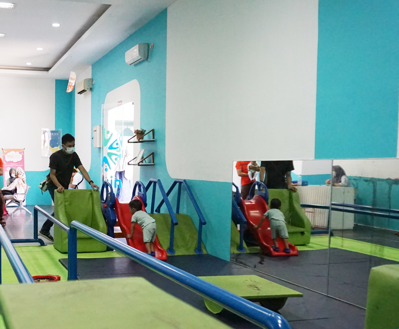 Sesi terapi anak di Niumiu